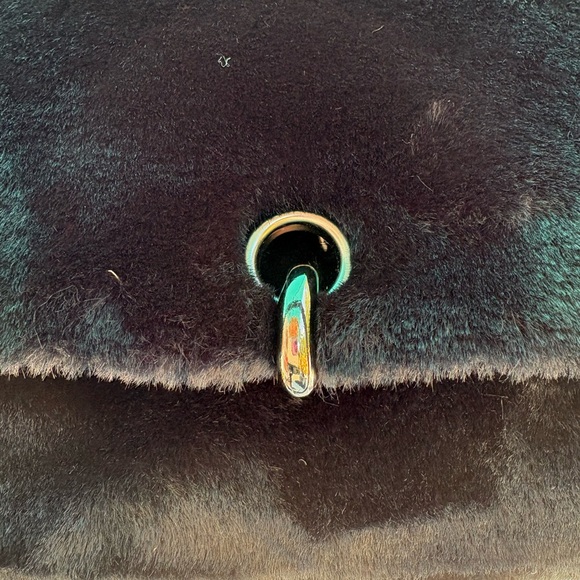 Chic Black Faux Fur Crossbody Bag with Chain Strap New - Picture 4 of 5